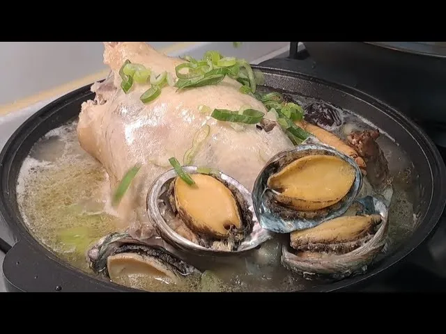 Canh gà hầm sâm và bào ngư